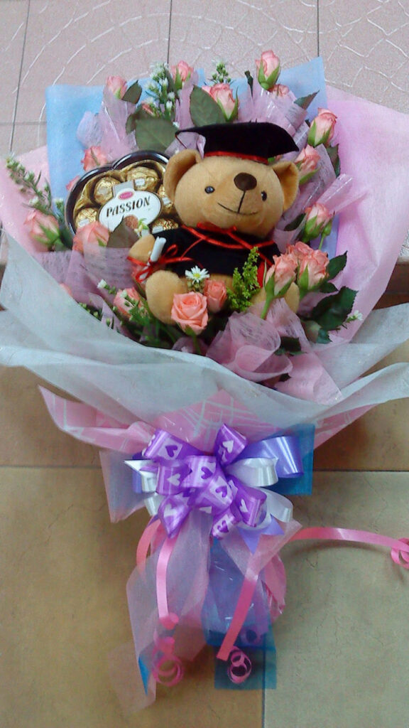 Hand Bucket dan Boneka Elegan - Immanuel Florist Batu Hand Bucket dan Boneka Elegan - Immanuel Florist Batu